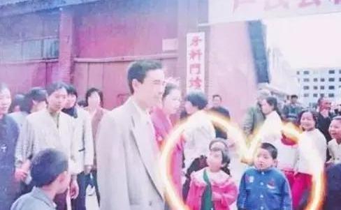 20年前在别人婚礼上意外同框，20年后他们结婚了!