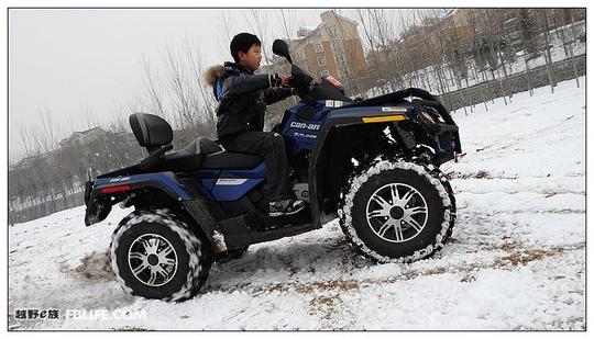 红蚂蚁雪天房车博览中露营,雪地atv