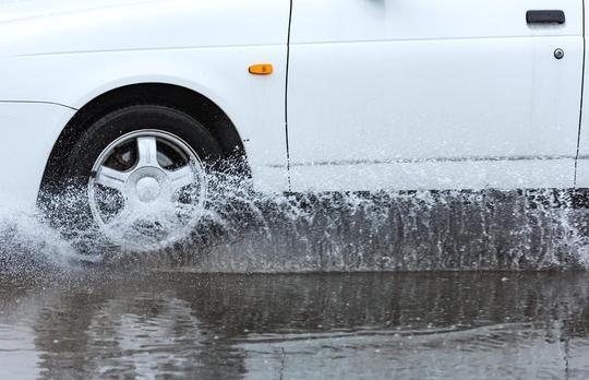 汽车_雨_溅_水_图片大全—全景创意图库（quanjing.com）中国领先的正版图片视频素材网站