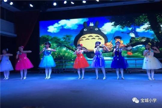 开场她们用歌声唱出童年我们最爱的动漫"龙猫"主题曲《豆豆龙》既