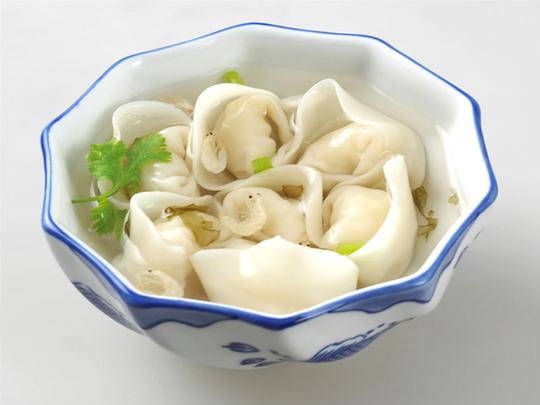 香烤馄饨杯食材牛肉馅200g/胡萝卜100g/洋葱碎30g/蒜碎10g盐,胡椒