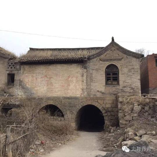七转八绕,我们从偏门进入了院中,厨房,正房,偏房依稀可见,大门正对的