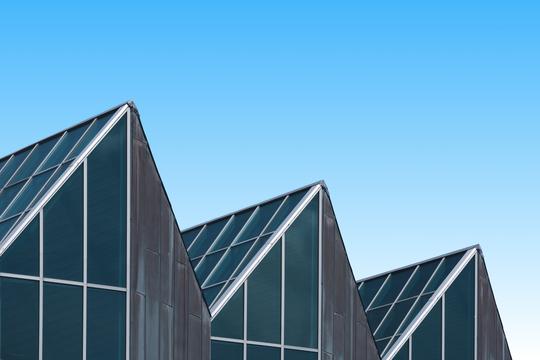 白天蓝色天空下的灰色混凝土建筑图片-无斜杠上的免费建筑图片高清壁纸-第1张-ip图库