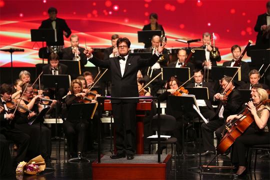在《拉德斯基进行曲》演奏时,指挥伊戈尔·布赫瓦洛夫与现场观众互动