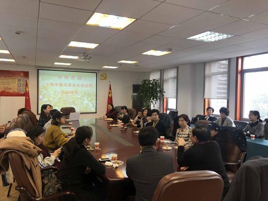 丘比特珠宝董事长冯亚做珠宝知识和创业心得,花旗银行客户经理做了