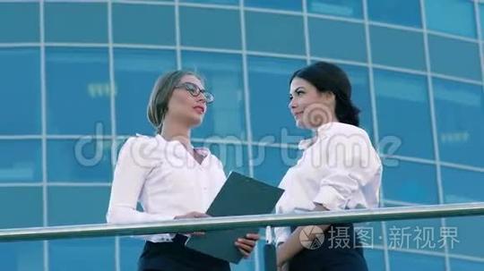 两位友好的女同事在户外做生意