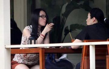 朱珠国外留学派对抽烟表情照片