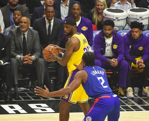 nba揭幕战大冷门，全主力詹皇湖人输死敌10分，暴露争冠最大软肋