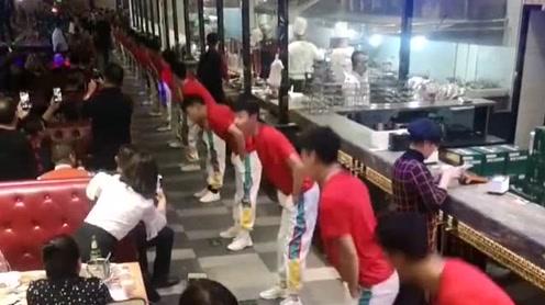 这家店的主人太会做生意了，请了一群精神小伙当服务员，每天都食客爆满!