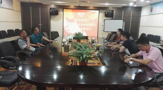 财经正文会上,广富诚集团副总裁贺强向广州大学生创业研究院副院长
