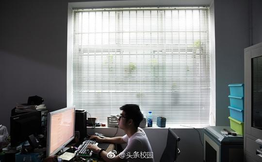 毕业生开网店创业用阶梯教室当仓库