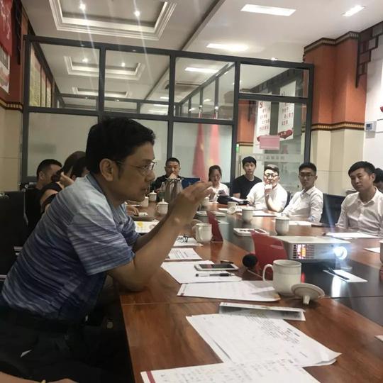 创业导师杨谷禄老师在点评项目.
