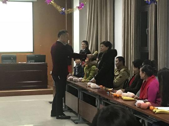 正文节目间隙,代表们踊跃参加党的十九大知识问答活动,富有趣味的问