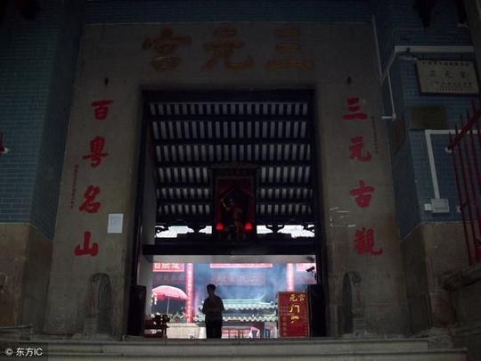农村过来的憨厚小伙,贫穷却很是努力,算命先生说:还有
