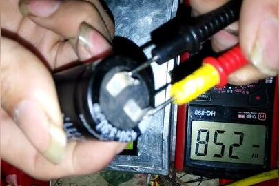 带电怎么测电容的好坏？