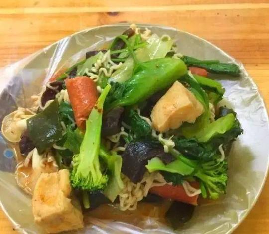 这也是生意很好的一家麻辣烫店,青菜烫完淋满花生酱等各种调味料