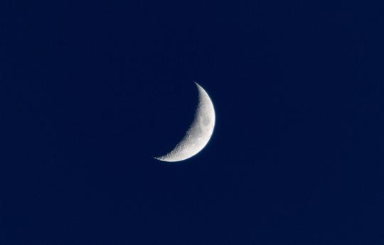 夜晚弯弯的月亮素材图