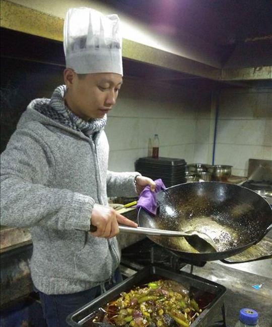 理工男创业开烤鱼小店身兼老板和厨师月入过万-你好可可