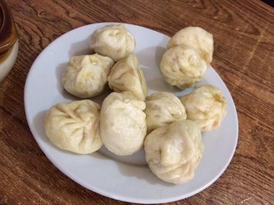 这个包子7毛一个,生意还很不错.就在英嫂小吃隔壁.