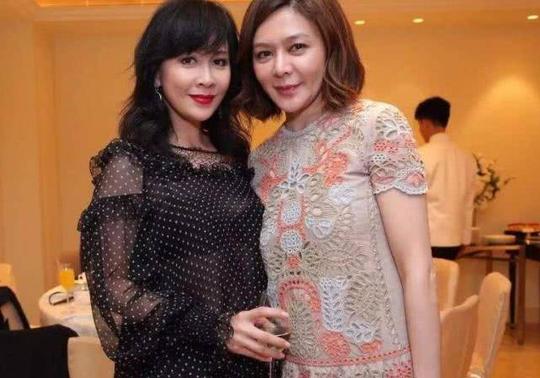 百亿富豪离婚后跟过气女星求婚，准备到4月结婚，结果11月就分手