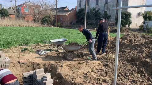 大学生创业记录，根据当地政策，建设猪圈养猪，万头养殖场第一步
