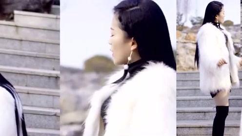 女歌手翻唱抖音热门歌曲《一生与你擦肩而过》，比阿悠悠有感觉!