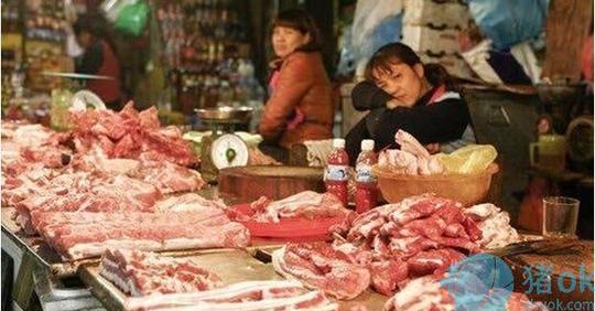 越南农贸市场生意萧条的猪肉摊