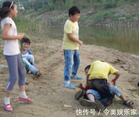 小孩被欺负是应该打回去还是告老师