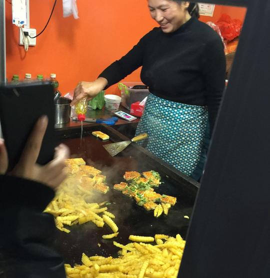 生意真的很好,旁边的一个卖肉夹馍的,就没怎么有生意.
