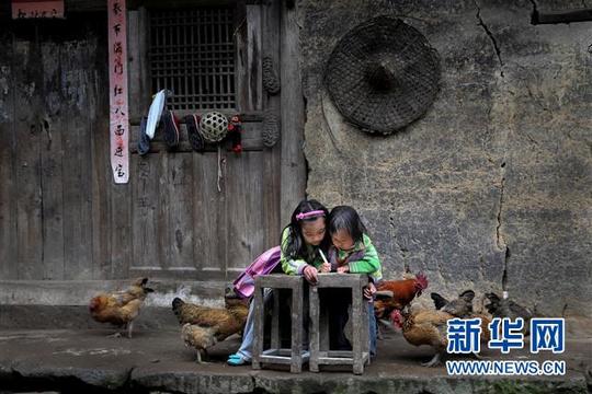 江西摄影家周抚阳拍摄的大奖作品《乡村教师》是一幅以四川大凉山贫困