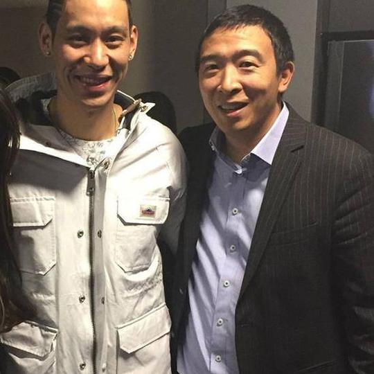 林书豪与杨安泽的合影