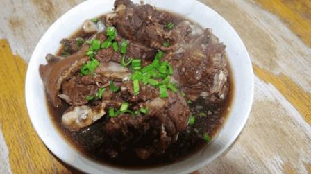 六旬还俗“光棍”一天能卖6缸捆羊肉生意好,每天还保持修行