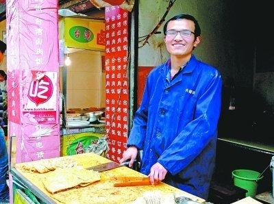 大学生嫌上班工资低摆摊卖饼日赚600元(图)