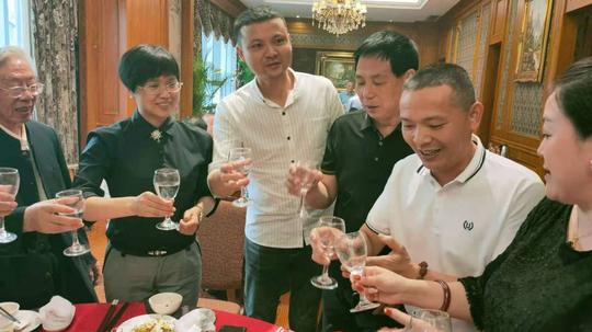 成都大邑县餐饮协会一行36人来梁平考察，区餐饮协会会长、区商务委领导参与了接待并致词