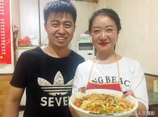 小两口从农村进城创业卖"大刀拨面"特色经营赚下楼房