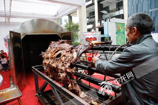 首页新闻重庆美食方面,现场的大渡口谢氏烤全牛,歌乐山辣子鸡