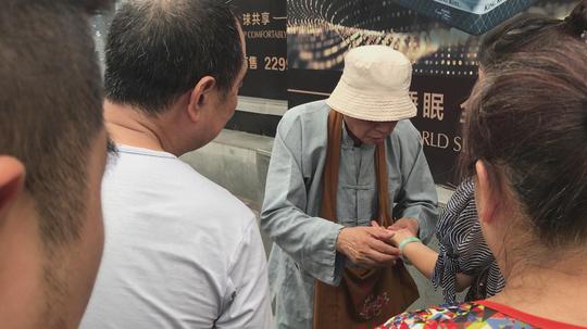 哑巴算命大师预测血光之灾,这种街头骗术很多人都会
