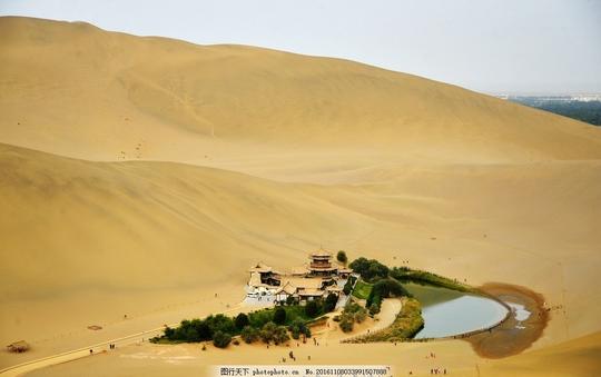 月牙泉甘肃敦煌鸣沙山景区沙漠蓝天白云沙漠湖沙漠泉