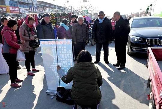 又是针对老人的骗局在农村集市上会出现不要相信他们