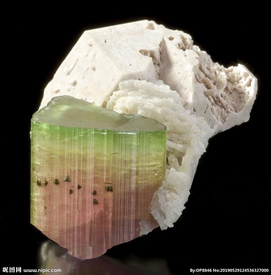 天然水晶矿石原石图片