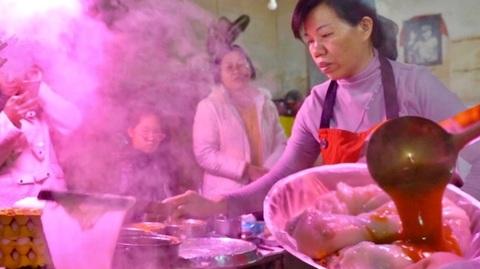 广西南宁阿姐用棍子挑粉卖，最贵5.5元，生意太好“遭人恨”，邻居一直来警告