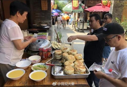 一个卖包子的摊位因包子个头太大而生意火爆.