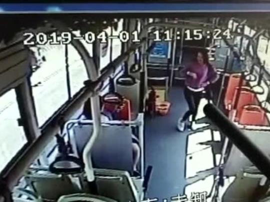 为涨粉豁出去了!两女子公交车上跳舞拍视频被"请"下车