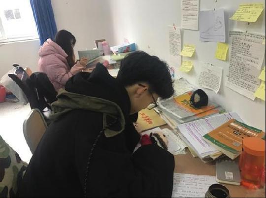 男生"包"下学校厕所备战考研兼顾做生意月入上万