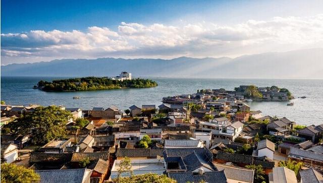 位于云南省西部的大理市依山傍水,宜居的气候,远久的历史,多样化的