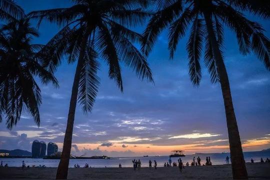 其沙滩坡度平缓,曲线优美,海水清澈见底.想在椰梦长廊看一场恢弘落日