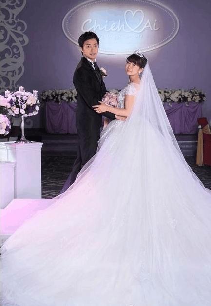 福原爱江宏杰台北办婚礼瓷娃娃穿婚纱大秀事业线