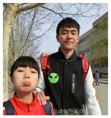 抖音最萌身高差婚礼，新郎捡到宝一样高兴，新娘确定已成年?