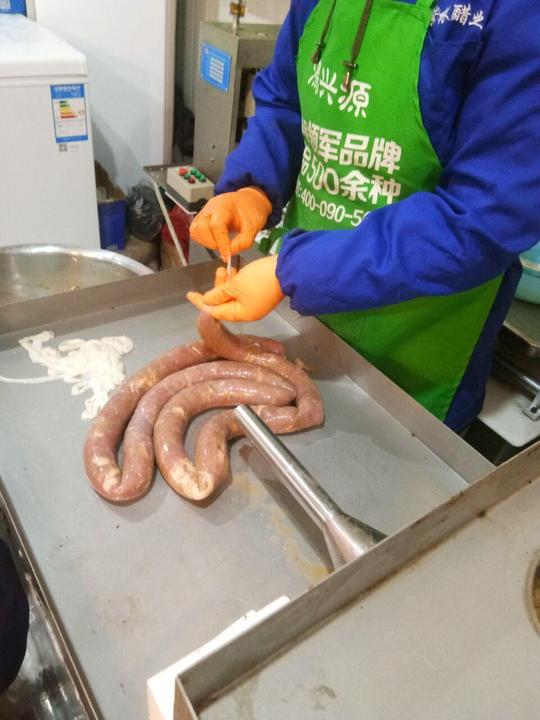 80后年轻女老板做灌肠生意,熟练的灌肠绝活儿一天赚