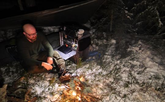 晚上在雪地里的小篷布下露营过夜